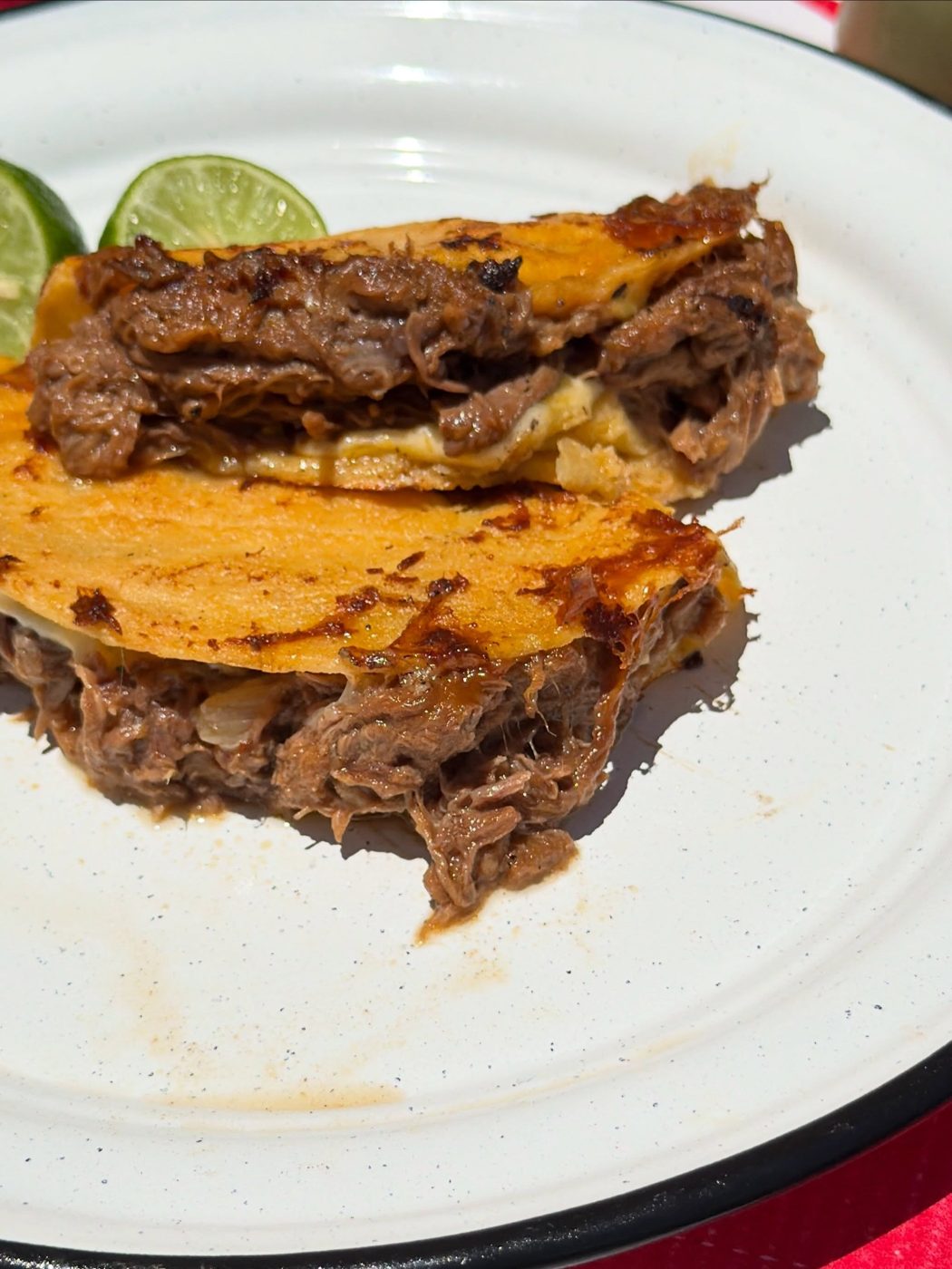 Quesabirrias doradas con limón